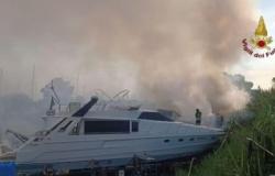 Fiumicino, esta mañana 4 barcos envueltos en llamas en un astillero a orillas del Tíber