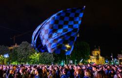 Pantalla gigante en el centro de Bérgamo para la final de la Copa de Italia, calles cerradas y sin alcohol