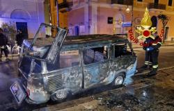 El coche de un concejal fue incendiado. Vehículos también en llamas en Gallipoli y Copertino