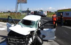 Aterrador accidente entre coche y camión cargado de bombonas: esposa y marido heridos
