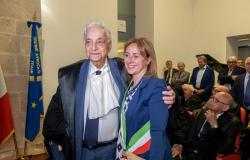 El manto de platino es para el abogado Antonio Giorgino, 60 años de profesión desempeñados con pasión