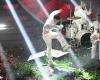 Sanremo 2023, Blanco caos: la cantante destroza las flores en el escenario. El público abuchea, Amadeus: “Se ha disparado la skiabbarabba”