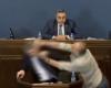 Georgia, pelea en el Parlamento: el líder del partido gubernamental recibió un puñetazo en la cara – El vídeo
