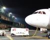 Enfermedad relámpago en el avión, pasajero fallecido: la fiscalía de Turín ha abierto un caso