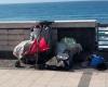 POZZUOLI| Residuos voluminosos en primera línea de mar: “Todo está permitido a los incivilizados, incluso el traslado”