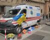 Ambulancia ucraniana alcanzada por disparos durante el conflicto estacionada en el centro de Bolonia