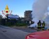 Incendio en un vertedero ilegal de residuos en Salerno: los bomberos intervienen al amanecer
