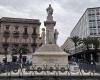 Una vez finalizada la restauración, la estatua de Bellini en la Piazza Stesicoro de Catania vuelve a su antiguo esplendor.