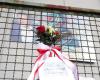 En la Tosa hay una placa para conmemorar el 30º aniversario de la muerte de Ratzenberger