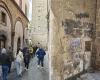 Viterbo – La otra cara de San Pellegrino: turistas entre el deterioro y las contraventanas bajadas (FOTO)