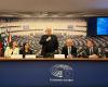 El ministro Antonio Tajani y la eurodiputada Francesca Peppucci en el evento “El papel de la protección civil en Europa”