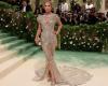 Jennifer López en la Met Gala 2024 en Schiaparelli Haute Couture se confirma como la reina del look nude