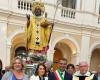 Bari, la estatua de San Nicola en la Cámara de Comercio: “Traed la paz”