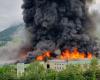 Gran incendio en la fábrica de Alpitronic en Bolzano. El Municipio: “Cerrar las ventanas”