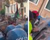 G7 en Venecia, antagonistas en la plaza con cascos y sombreros. Enfrentamientos con la policía