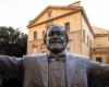 Pesaro, después de apenas 10 días escrito con rotulador en la estatua de Pavarotti – Noticias Pesaro – CentroPagina