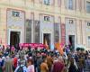 Trescientas personas en Piazza De Ferrari para pedir la dimisión de Toti. Mientras tanto, surge la hipótesis de un topo que alertó a los sospechosos