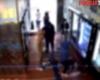 Foggia y una pandilla de bebés irrumpen en una máquina expendedora en via Arpi: imágenes de vídeo