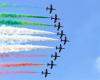 Las Frecce Tricolori de Trani, con el morro en el aire para el espectáculo aéreo del equipo acrobático de la Fuerza Aérea Italiana el 12 de mayo de 2024