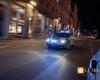 Bolzano, rompe los cristales de un coche y roba en su interior: detenido un múltiple delincuente de 38 años