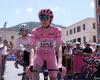¿Tadej Pogacar tiene algún problema físico en el Giro de Italia? “Debería solucionarse pronto, por suerte ya viene el descanso”