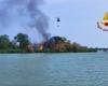 Incendio en Brussa, casona devorada por las llamas. El helicóptero Drago en acción con gotas de agua.