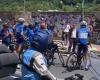 Giro de Italia de Nápoles, los ciclistas se detienen para rendir homenaje a Sara, una joven de 21 años que murió tras ser atropellada en Bagnoli