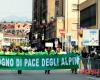 Las tropas alpinas desfilan en Vicenza, multitud de personas aplauden las plumas negras
