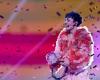 Nemo, demasiado feliz por la victoria en Eurovisión: mientras celebraba rompe el trofeo y se lesiona el pulgar