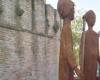 Forlì, se impugna la escultura de los ángeles de barro que costó 47 mil euros. Las víctimas: “Nuestras heridas no se borran con un corte de cinta”