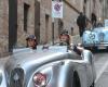 Los “jaguaristas” invaden Fermo. Coches míticos, cultura y turismo. Scuderia Marche: es belleza