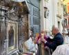 Crotone, en Piazza Duomo, la fe y la devoción se encienden con la vela votiva de la Virgen de Capo Colonna