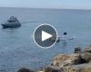 San Remo, un barco pesquero se hunde frente al antiguo puerto: un extranjero se arroja al agua y salva al marinero