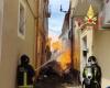 En Setiano (CZ), una excavadora rompe una tubería de gas y provoca un incendio: la intervención de los bomberos evita la propagación de las llamas a las viviendas