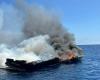 Un barco se incendia y se hunde en la isla de Elba; la tripulación es rescatada por la Guardia Costera