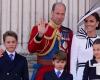Luciendo el color, la princesa Kate regresa al público en el desfile del rey Carlos