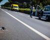 Roma, accidente en el Colombo. Colisión entre un coche y dos motos: muere un joven de 26 años. Carretera cerrada y tráfico