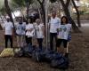 Voluntarios en via Benedetto Croce en Foggia: recogida de plástico, tarjetas para rascar, latas y botellas