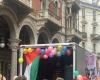 Turín Pride 2024, la procesión ha comenzado: Vladimir Luxuria y el alcalde Lo Russo en primera fila. También aparece la bandera palestina