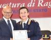 Después de 34 años de servicio entre Ragusa y Modica, la policía modicana Rosa Cappello se jubila. Ceremonia de despedida con compañeros en presencia del comisario de policía Trombadore