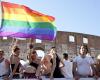 Roma Pride 2024 en vivo, 50 mil en las calles para la policía. La comunidad queer judía está ausente. Lema contra Giorgia Meloni. Schlein: «Italia es peor que Hungría»