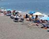 Castellammare, mar limpio y comienza la carrera hacia la playa libre – Multitud en la playa de Via de Gasperi