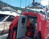 Llamas en un barco amarrado en el puerto de Barcola en Trieste