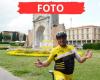 El Socorrista de Italia viste el uniforme amarillo y rinde homenaje al Tour de Francia
