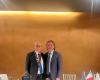 Una velada inolvidable en el Rotary Club Lucca Giacomo Puccini: Alessandro Pachetti pasa el cuello a Andrea Boni