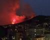 Nápoles, incendio en la colina Camaldoli: las llamas lamen las casas. Humo visible desde el Vesubio y lluvia de cenizas