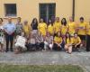 Pequeñas prendas para el departamento de Neonatología del Hospital de Rávena fabricadas con camisetas amarillas del laboratorio Cuore di mesh