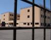 Un preso de la prisión de Civitavecchia se traga pilas y ataca a un policía en el hospital