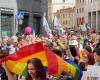 Un colorido río de gente desfila por la ciudad, miles de personas en Varese Pride