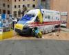 Una ambulancia acribillada a balazos durante la guerra de Ucrania expuesta en Varese: transportaba niños